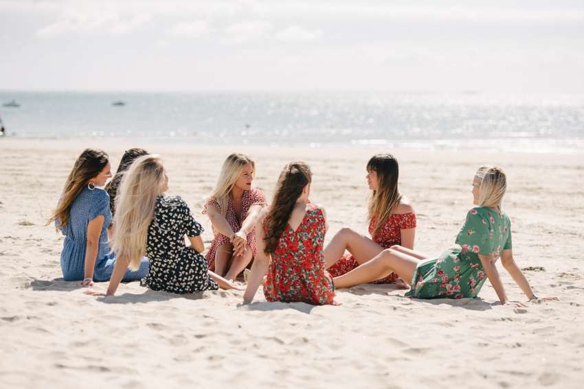un-groupe-de-filles enceintes-assis-sur-la-plage-de-barcelone