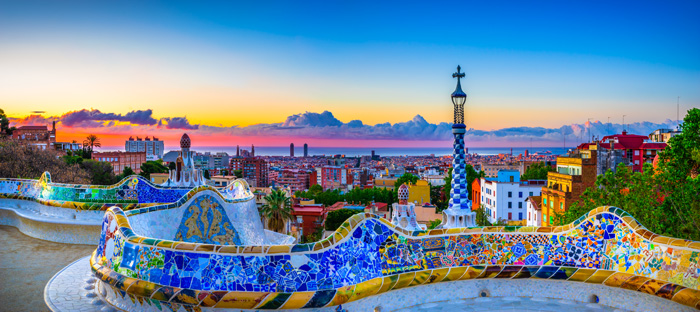 Bancs en mosaïque colorée et sentiers sinueux du parc Güell à Barcelone, en Espagne