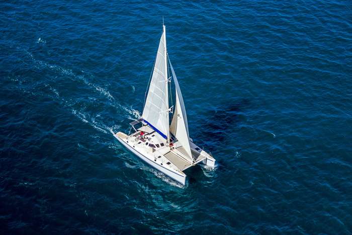 Escapade en catamaran : votre EVJF prend le large sur la Méditerranée