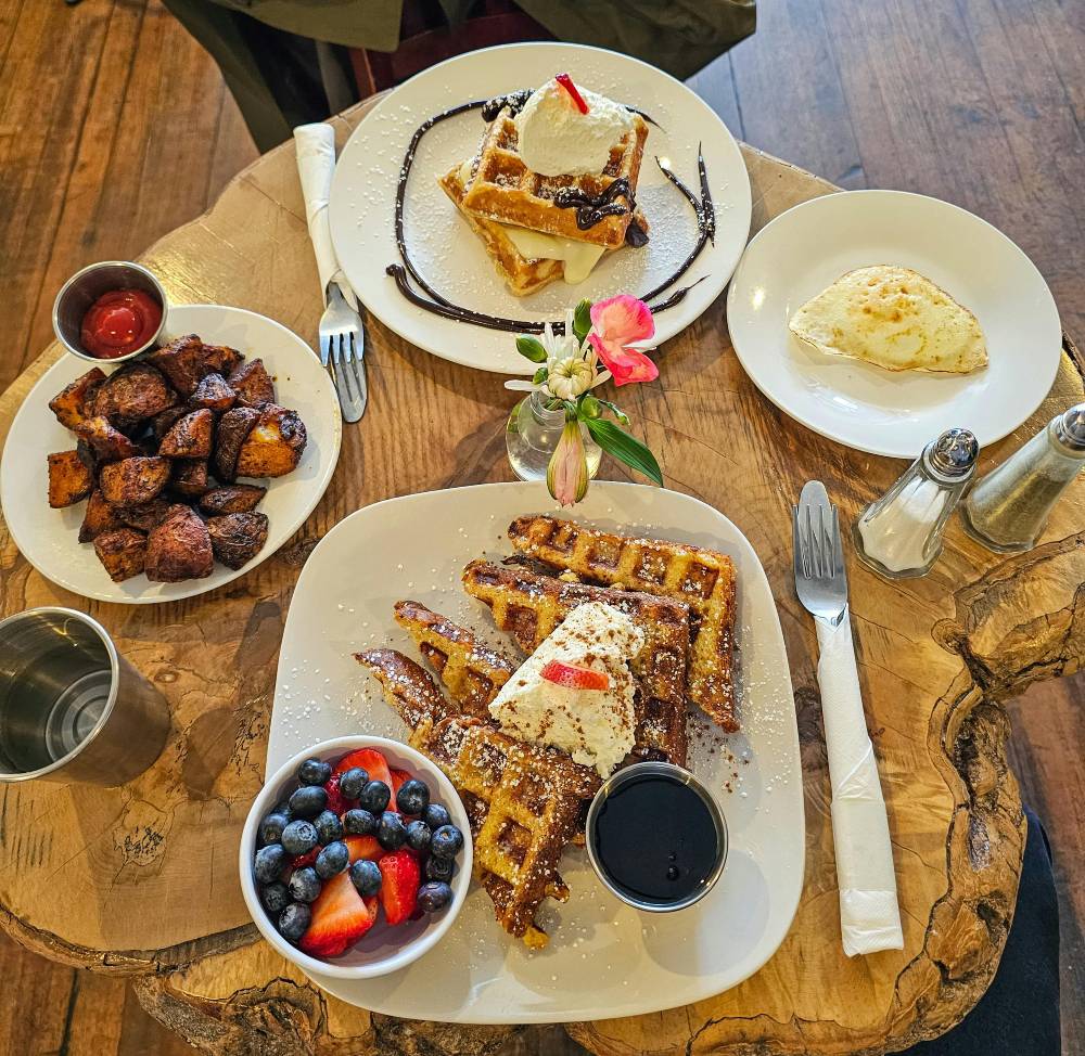 Délicieux petit déjeuner avec gaufres et fruits