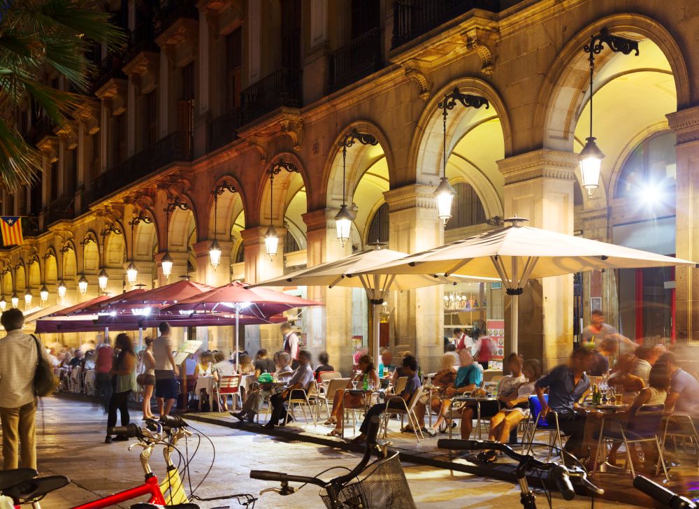 Place animée Plaça Reial au soir