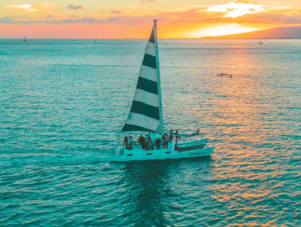 Navigation en voilier à Barcelone : une aventure maritime pour célébrer la future mariée
