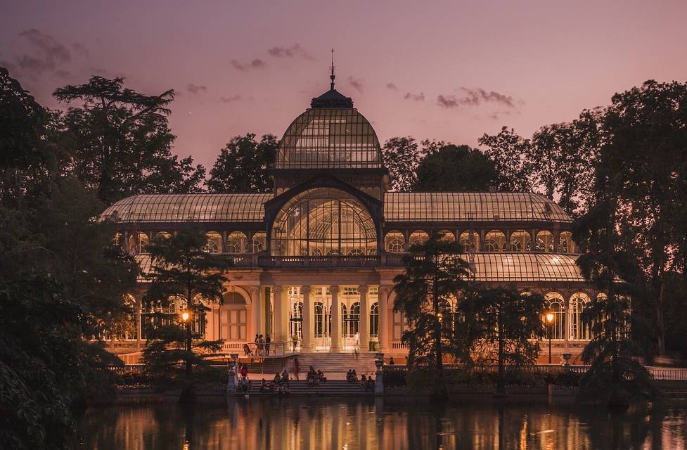 Palais de verre illuminé au crépuscule en Espagne