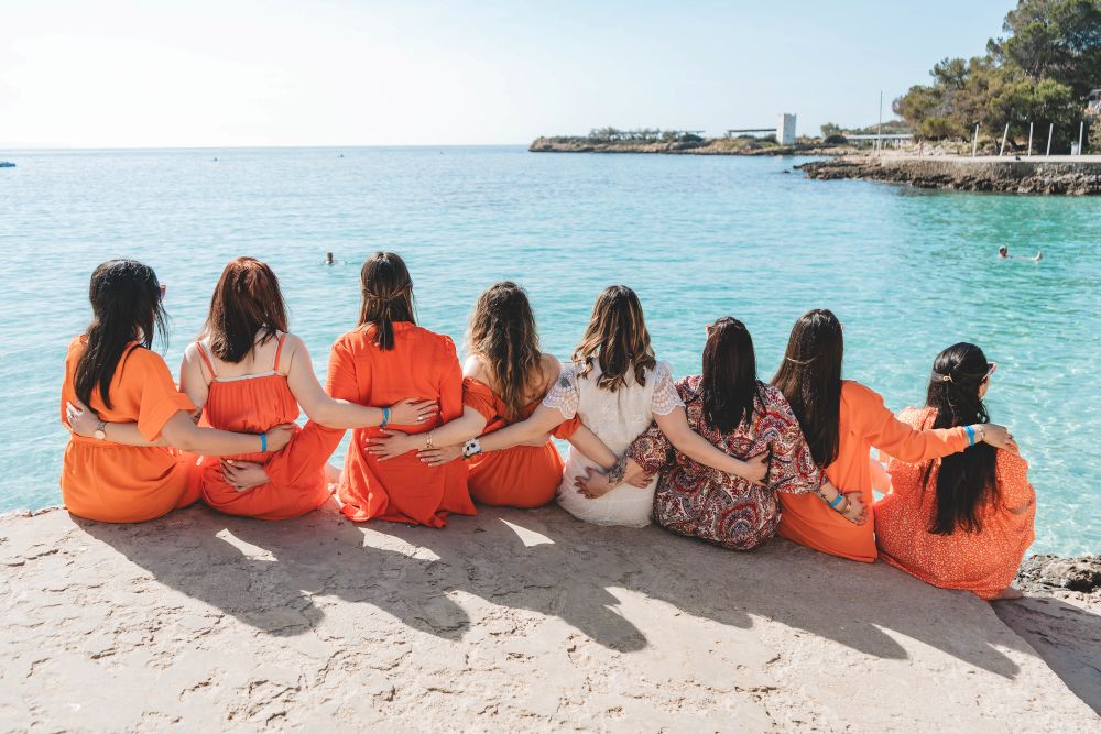 Groupe d'amies assises au bord de mer
